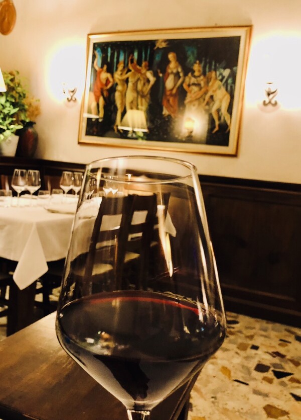 '그래그래 맞아 맞아!~ 피렌체도 르네상스도 보티첼리 형님이도··· 내 열정을 되찾아 주면 땡큐 까르페-디엠이지! 이것 말고 뭐가 중헌디? 거꾸로 나이를 먹어 마음의 얼굴이 동안이 되도록 노력할 것···!' 이라고 피렌체 여행의 첫날을 마친 소감을 일기장에 적어 두었지요. /사진=최익준