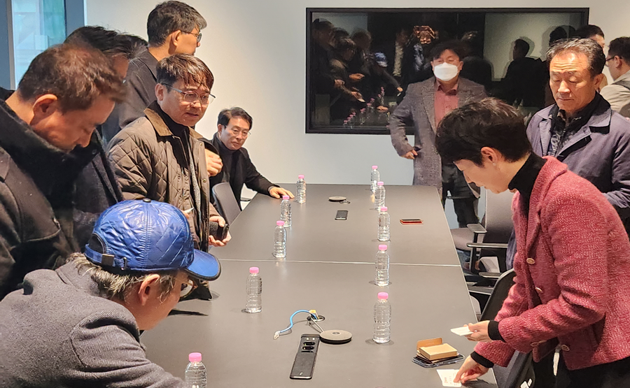 11일 카카오판교아지트를 항의 방문한 한국인터넷신문협회 소속 회장단이 황유지 다음CIC 대표와 면담에 앞서 인사를 나누고 있다. /이상헌 기자