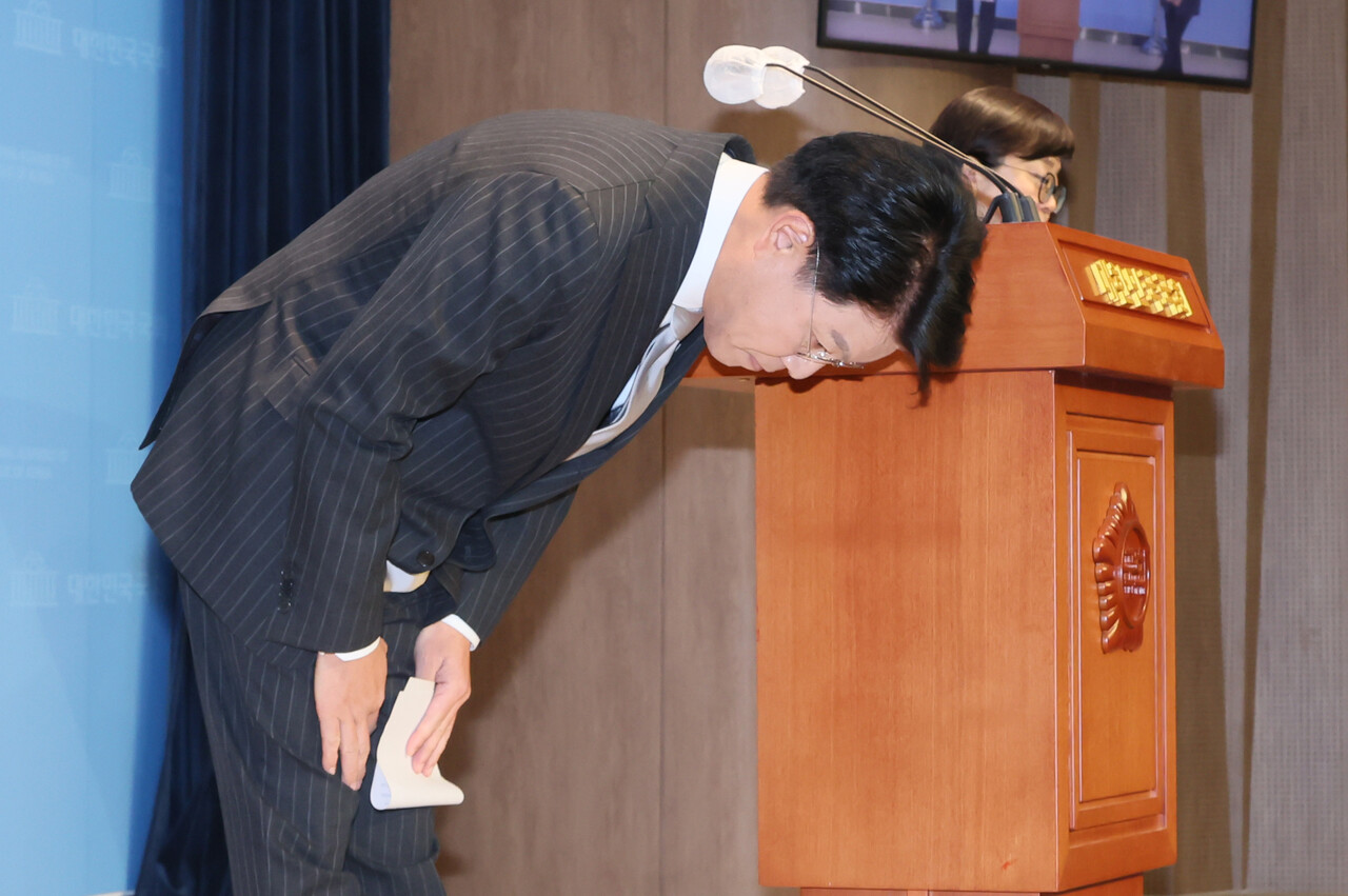 장제원 국민의힘 의원이 12일 국회 소통관에서 22대 총선 불출마 선언 기자회견을 마치며 인사하고 있다. /연합뉴스