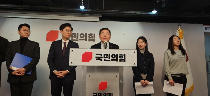 이철규 국민의힘 인재영입위원장이 지난 8일 서울 여의도 중앙당사에서 인재영입위 4차 회의를 마친 뒤 기자들에게 브리핑하고 있다. /연합뉴스