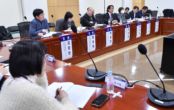 12일 국회의원회관 제8간담회의실에서 ‘온라인 플랫폼 규제의 주요 문제와 개혁 방향’을 주제로 공동 토론회가 열렸다. /한국인터넷신문협회 제공