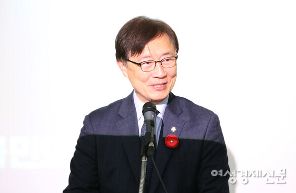 여성경제신문이 주최하는 '주얼리페스타(K-주얼리 Now & Beyond)'가 13일 서울 종로구 서울글로벌센터 9층 국제회의장에서 오전 9시 30분부터 11시 30분까지 진행됐다. 축사하고 있는 최재형 국민의힘 의원 /장세곤 기자