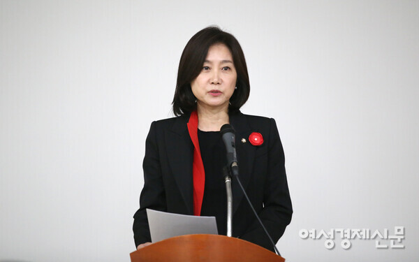 여성경제신문이 주최하는 '주얼리페스타(K-주얼리 Now & Beyond)'가 13일 서울 종로구 서울글로벌센터 9층 국제회의장에서 오전 9시 30분부터 11시 30분까지 진행됐다. 축사하고 있는 허은아 국민의힘 의원 /장세곤 기자