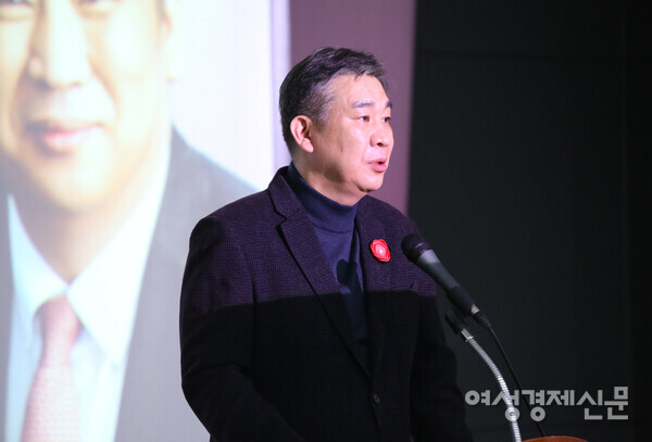 여성경제신문이 주최하는 '주얼리페스타(K-주얼리 Now & Beyond)'가 13일 서울 종로구 서울글로벌센터 9층 국제회의장에서 오전 9시 30분부터 11시 30분까지 진행됐다. 축사하고 있는 최승재 국민의힘 의원 /장세곤 기자