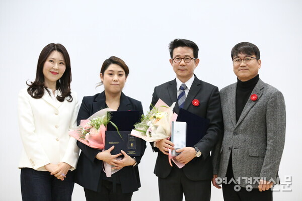 2023 주얼리 대상 다이아몬드상을 수상한 인순이 씨(대리 수상자 인순이 씨의 남편 박경배 씨, 오른쪽에서 두 번째)와 순금상을 수상한 차지연 월곡주얼리산업연구소 선임연구원(왼쪽에서 두 번째)가 수상 후 시상자들과 기념촬영을 하고 있다. /장세곤 기자