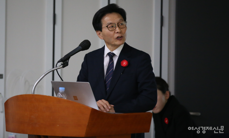 13일 구창식 미래보석감정원 원장이 '랩 그로운 다이아몬드의 세계'를 주제로 발표하고 있다. /장세곤 기자