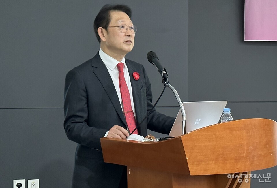 13일 김영출 한미보석감정원 원장이 '첨단화되어 가는 보석감정'에 대해 발표하고 있다. /김정수 기자