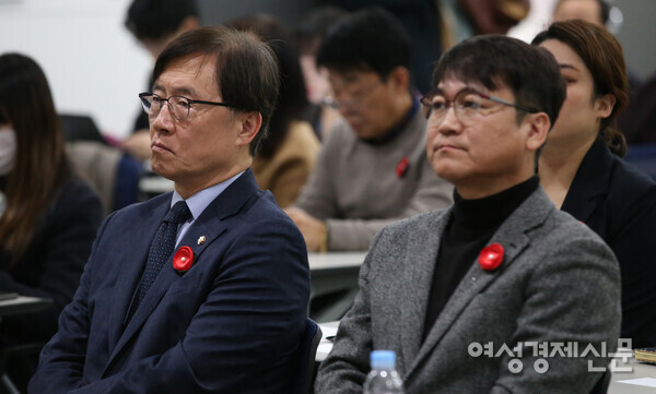 13일 진행된 '주얼리 페스타'에 참석한 최재형 국민의힘 의원(왼쪽)과 여성경제신문 정경민 대표. /장세곤 기자