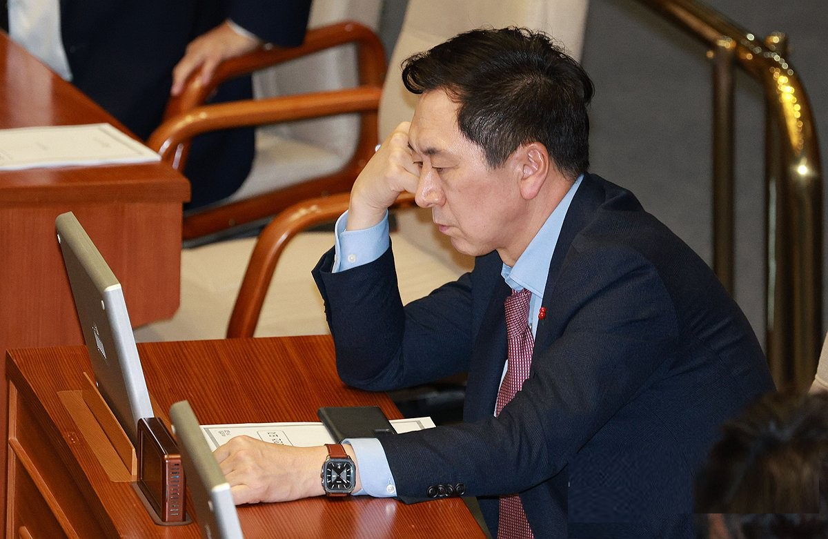 국민의힘 김기현 대표가 8일 국회 본회의에서 생각에 잠겨있다. /연합뉴스