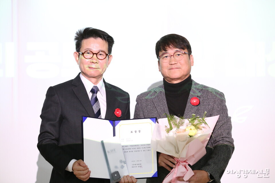 13일 여성경제신문이 서울 종로구 서울글로벌센터 9층 국제회의장에서 진행한 '주얼리 페스타(K-주얼리 Now & Beyond)'에서 가수 인순이 씨를 대리해 주얼리 대상을 수상한 남편 박경배 씨(왼쪽). 본지가 진행한 '주얼리공모전'에서 인순이 씨의 사연은 대상인 '다이아몬드상'에 선정됐다. 오른쪽은 시상자인 정경민 여성경제신문 대표. /장세곤 기자
