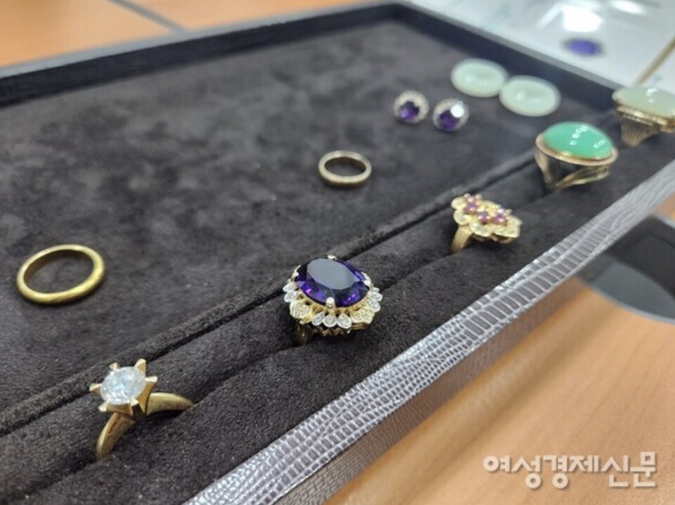 가수 인순이 씨가 어머니에게 직접 선물했던 반지(왼쪽 끝). 지금은 다이아몬드 대신 큐빅이 올려져 있다. /여성경제신문