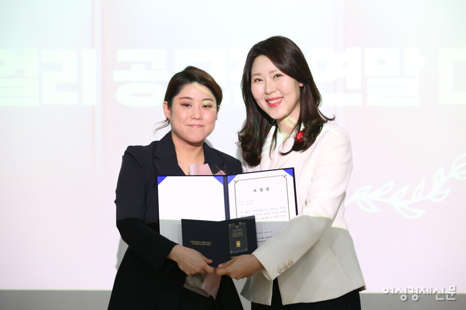 여성경제신문 연중기획 '주얼리 공모전' 주얼리 대상 시상식에서 '순금상'에 선정된 차지연 월곡주얼리산업연구소 선임연구원(왼쪽)과 민은미 여성경제신문 주얼리 칼럼니스트. /장세곤 기자