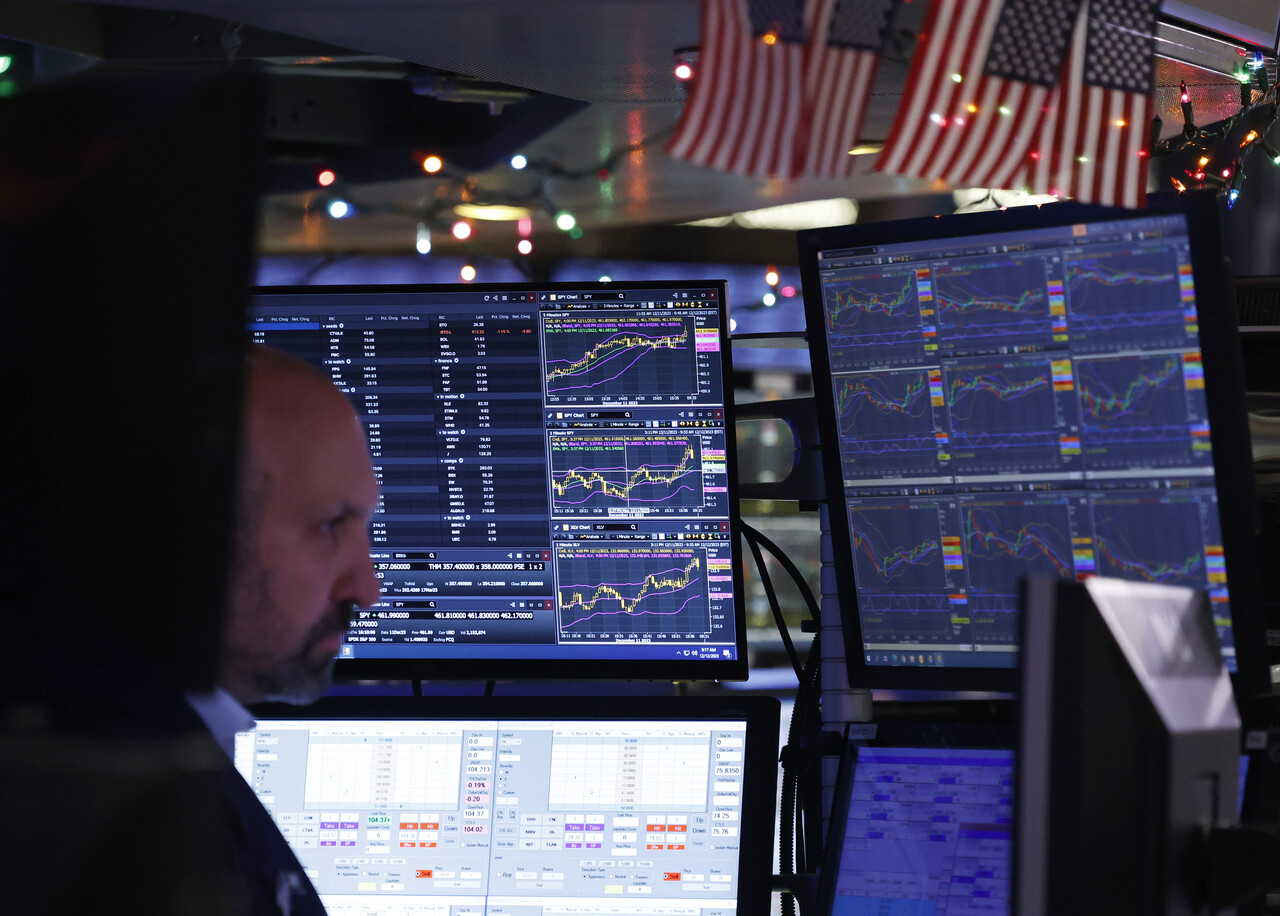 미국의 고금리 장기화 전망으로 미 국채 금리가 오르면서 한국은행의 6연속 금리 동결에도 한국의 대출금리가 상승했다. 사진은 뉴욕증권거래소(NYSE) 트레이더 /UPI=연합뉴스