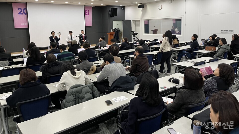 13일 오전 서울 글로벌센터에서 열린 '2023 주얼리 페스타'에 참가한 사람들이 주얼리 전문가와 질의응답 시간을 갖고 있다. /허아은 기자