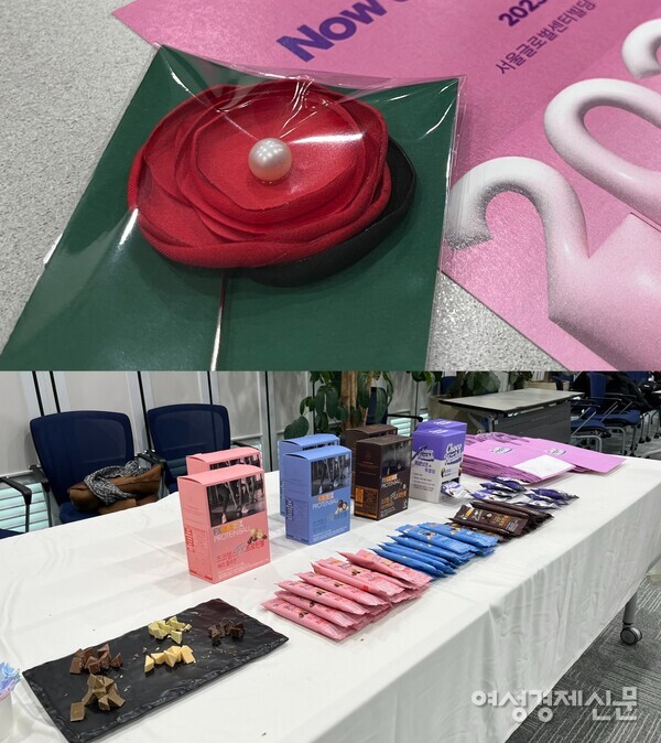 '2023 주얼리 페스타' 진주 코르사주(위)와 시식용 초콜릿(아래) /허아은 기자