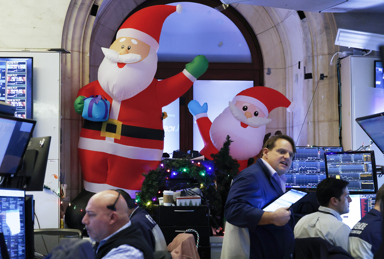 파월 의장의 첫 피벗 신호탄에 미국 뉴욕증권거래소는 환호성을 질렀고 이는 태평양을 넘어 한국거래소까지 이어졌다. 사진은 뉴욕증권거래소 트레이더 모습 /UPI=연합뉴스