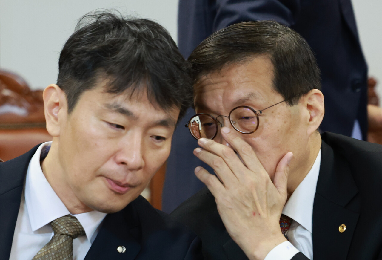 한국은행의 금리 인하에 대한 기대감도 높아졌다. 그러나 한은은 이번 FOMC에서 연준 인사들의 발언이 도비시(dovish, 양적 완화 선호) 했다고 평가하지만 국내 피벗과 관련해선 신중한 입장을 유지하고 있다. 사진은 비상거시경제금융회의에서 이복현 금융감독원장(왼쪽)과 이창용 한국은행 총재. /연합뉴스