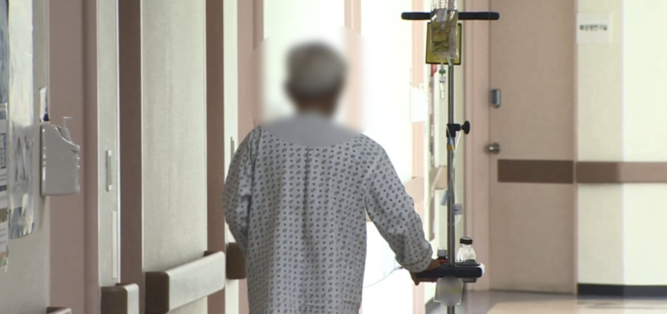 국내 병원 내 한 노인 환자 /연합뉴스