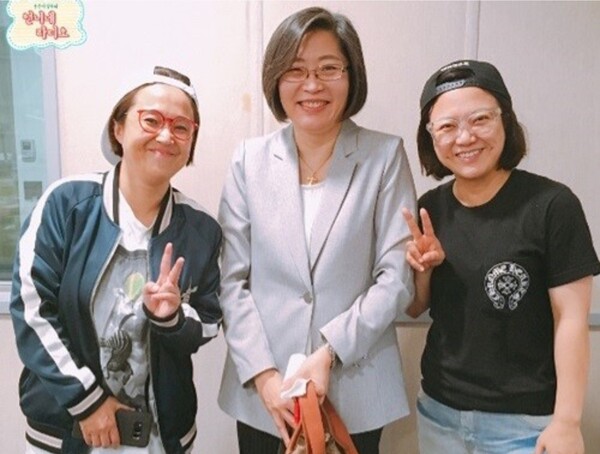 '그것이 알고 싶다' 출연 시절 이수정 교수(가운데)가 코미디언 송은이(왼쪽), 김숙과 기념 촬영하고 있다. /SBS 공식 SNS