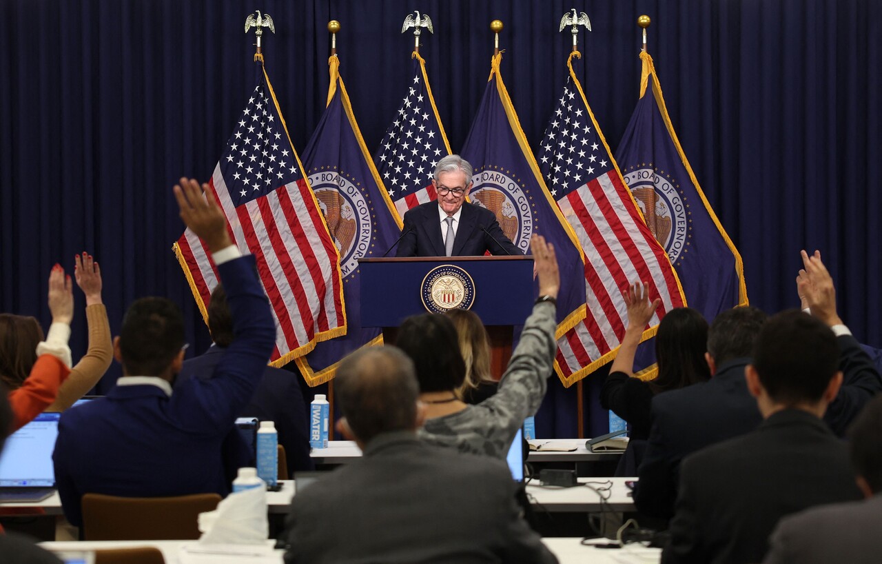 파월 의장(사진)은 기자 회견 내내 금리 인하나 피벗 선언에는 매우 조심스러웠지만 미국 물가와 경제 상황에 대해서는 만족스러운 표정이었고 자신감이 넘쳤다. /AFP=연합뉴스