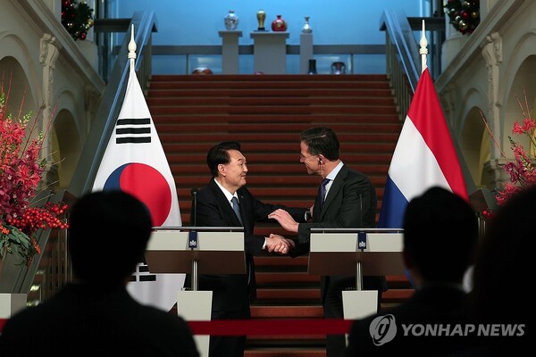 네덜란드를 국빈 방문한 윤석열 대통령이 13일(현지 시각) 헤이그 총리실에서 열린 공동 기자회견에서 마르크 뤼터 네덜란드 총리와 악수하고 있다. /연합뉴스