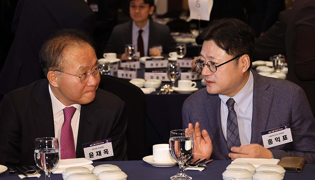 윤재옥 국민의힘 원내대표와 홍익표 더불어민주당 원내대표가 한 언론사 창립기념 행사장에서 만나 대화를 나누고 있다. /연합뉴스