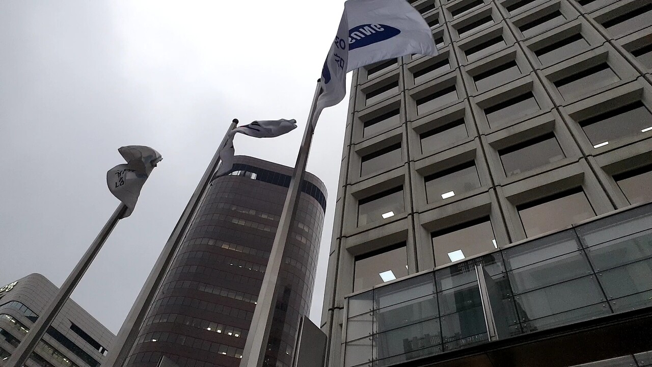 국내 손해보험 및 생명보험 회사의 10년 수익률은 증권사보다 낮은 수준이다. 손보 업계 1위인 △삼성화재해상보험이 1.31% 수익률을 냈고 △KB손해보험이 1.68% △현대해상화재보험이 1.27%였다. DB손해보험이 2.37%로 가장 높았다. 사진은 태평로 삼성본관 빌딩과 깃발. /최주연 기자