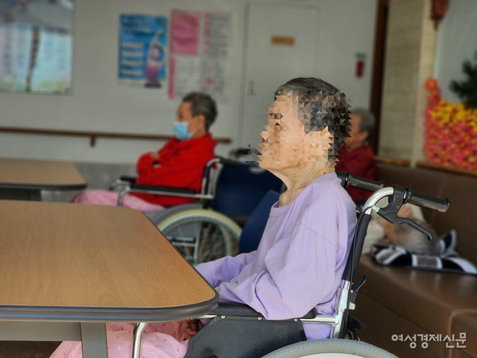 충청북도 청주시에 위치한 노인요양시설에 입소 어르신이 앉아 있다. /김현우 기자