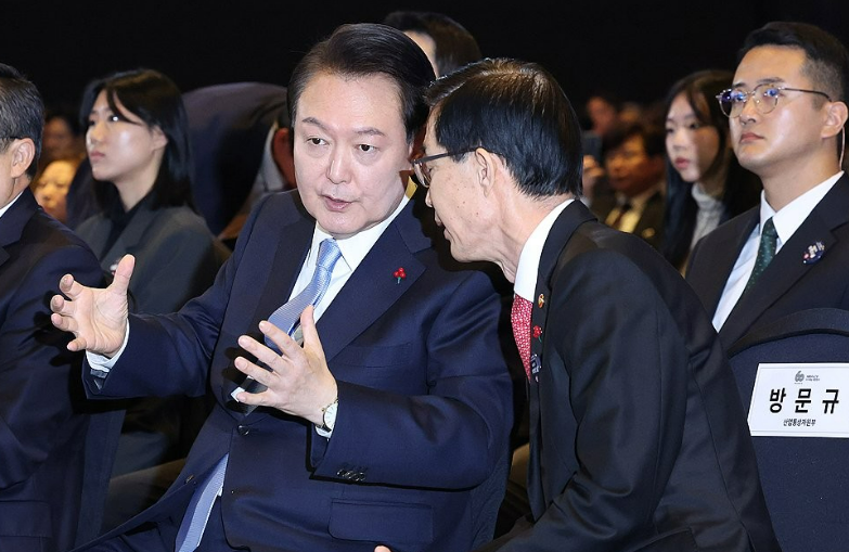 윤석열 대통령이 지난 5일 서울 강남구 코엑스에서 열린 제60회 무역의날 기념식에서 방문규 산업통상자원부 장관과 대화하고 있다. /연합뉴스