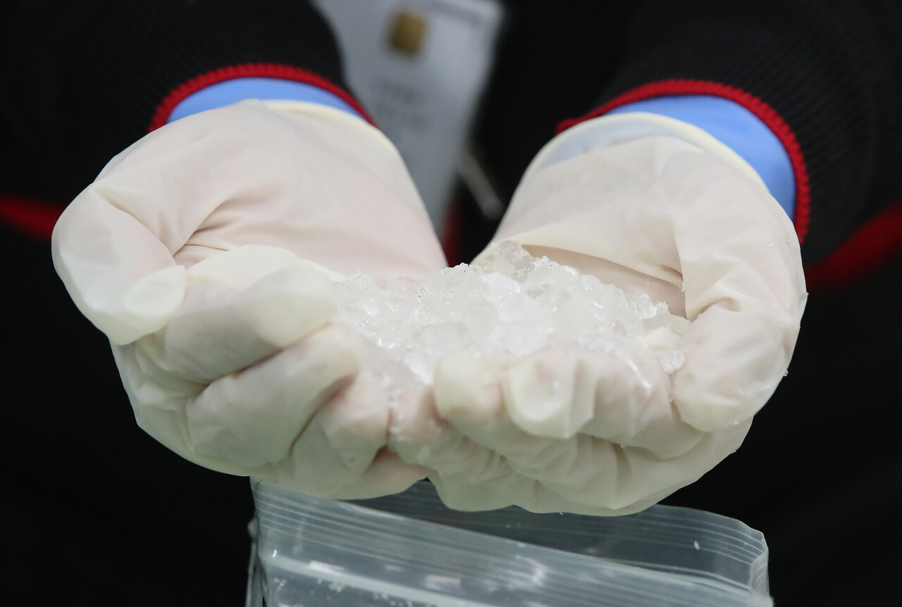 한국철도공사(코레일)가 직원의 마약 전과도 파악하지 못한 채 KTX 정비를 맡겨 논란이 되고 있다. 필로폰 덩어리 /연합뉴스