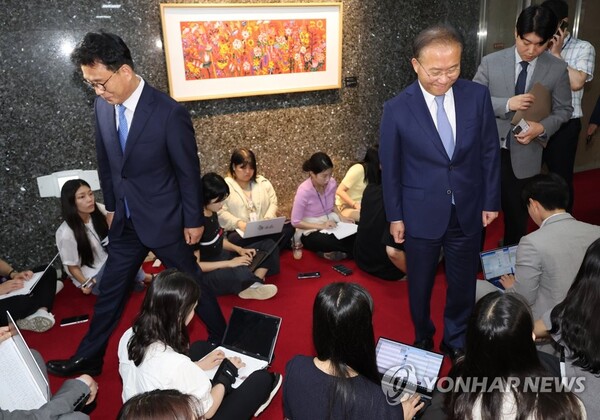 국민의힘 윤재옥 원내대표와 민주당 박광온 전 원내대표가 국회의장실 앞에서 기자들에게 비공개 회동 내용 설명 후 헤어지고 있다. /연합뉴스