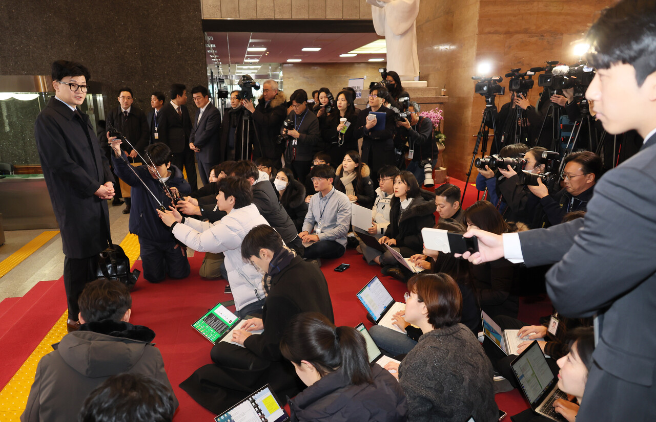 한동훈 법무부 장관이 19일 오후 국회 법제사법위원회 전체회의에 출석하기 전 취재진의 질문에 답하고 있다. /연합뉴스