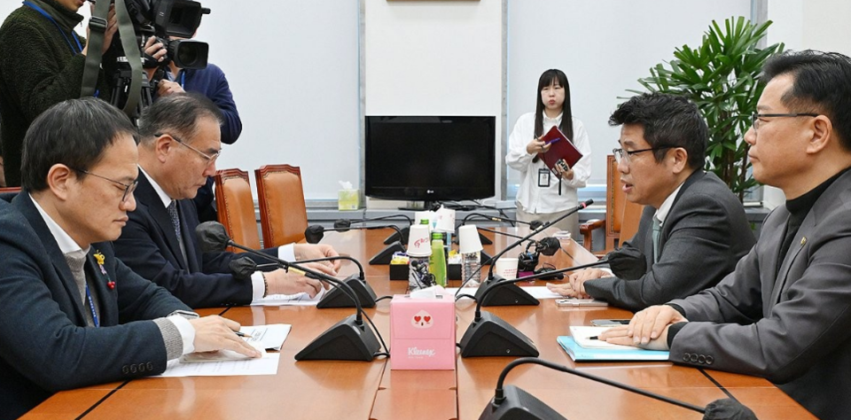 더불어민주당 박주민 원내수석부대표와 이개호 정책위의장, 국민의힘 유의동 정책위의장과 이양수 원내수석부대표가 지난 12일 국회에서 여야 '2+2 협의체' 회의를 하고 있다. /연합뉴스