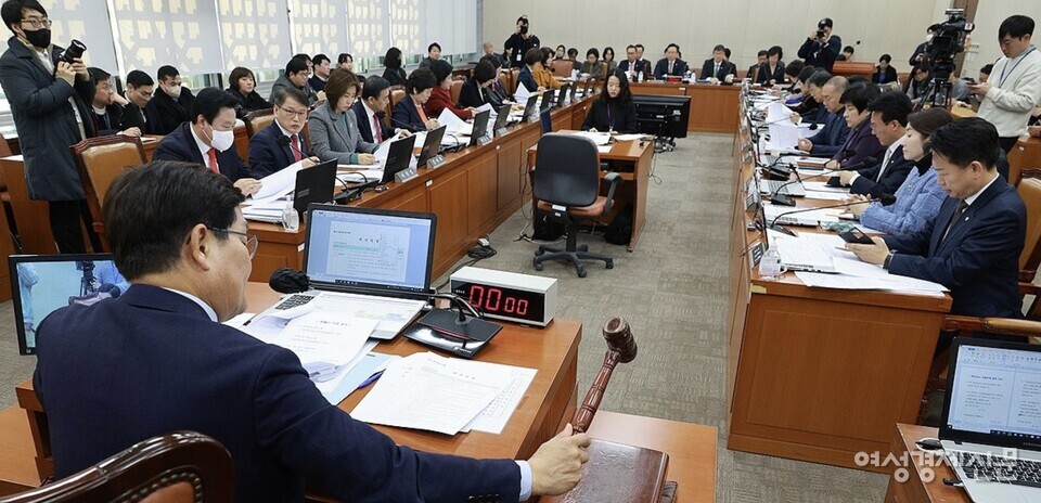신동근 위원장이 20일 국회에서 열린 보건복지위원회 전체회의에서 의사봉을 두드리고 있다. /연합뉴스