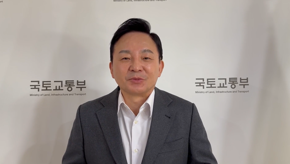 원희룡 국토교통부 장관이 20일 진행된 '복지의 내일을 그리다' 북 콘서트에서 영상으로 축사를 전하고 있다. /여성경제신문