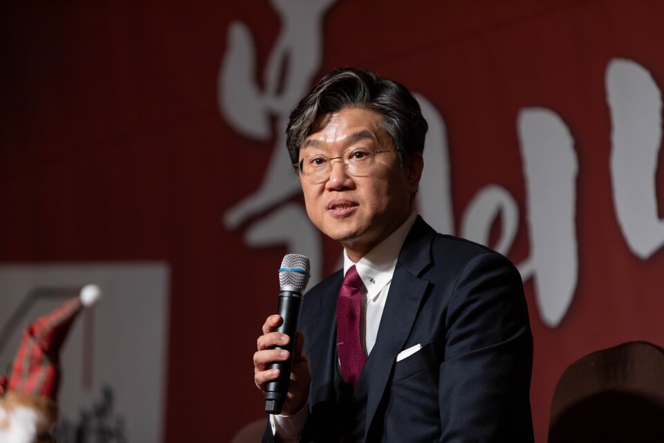 정석왕 한장협 회장이 20일 진행된 '복지의 내일을 그리다' 북 콘서트에서 참석 내빈을 소개하고 있다. /한국장애인복지시설협회