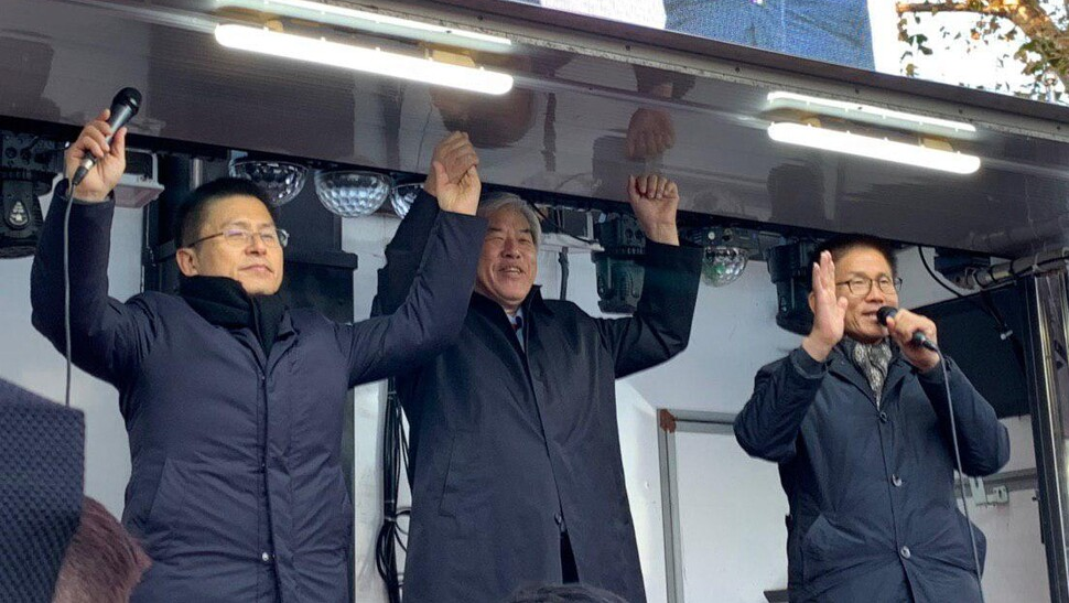 황교안 대표, 전광훈 목사, 김문수 전 경기지사가 광화문 연단에서 연설을 하고 있다. /너알아TV