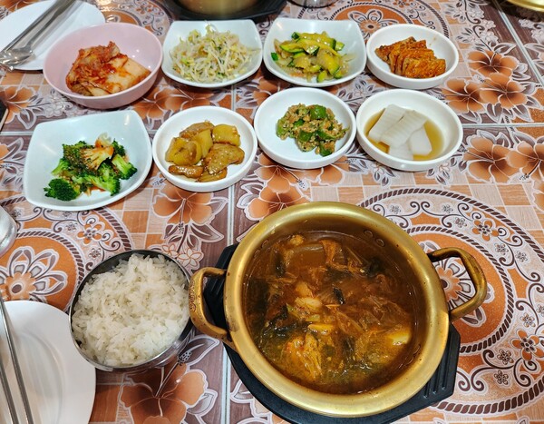 식탁보 외에는 전부 한국적인 조합이다. 우리 식대로 차린 밥과 찌개와 반찬을 마주하니 마음이 차분해진다. /박헌정
