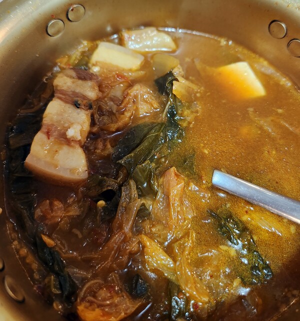김치찌개 맛을 크게 기대하지 않았지만 서울의 어느 뒷골목 식당에서 끓인 것과 똑같은 맛이었다. /박헌정 