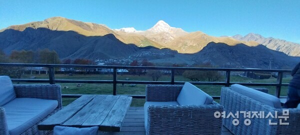 아름다운 설산을 바라보며 노년의 쉼을 보내는 방법이 있다. 조지아 카즈베기 룸스 호텔 카페 /사진=강신영