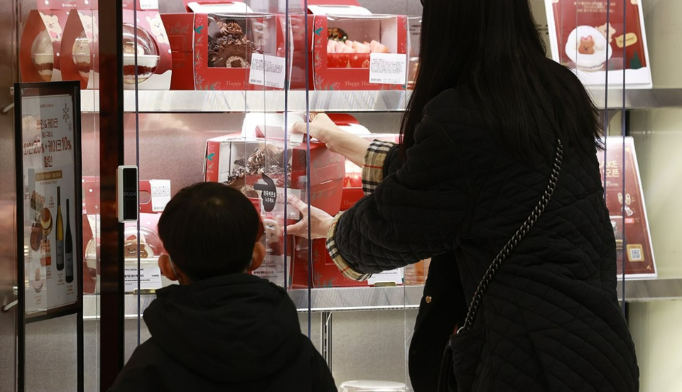 케이크를 보는 시민들 /연합뉴스