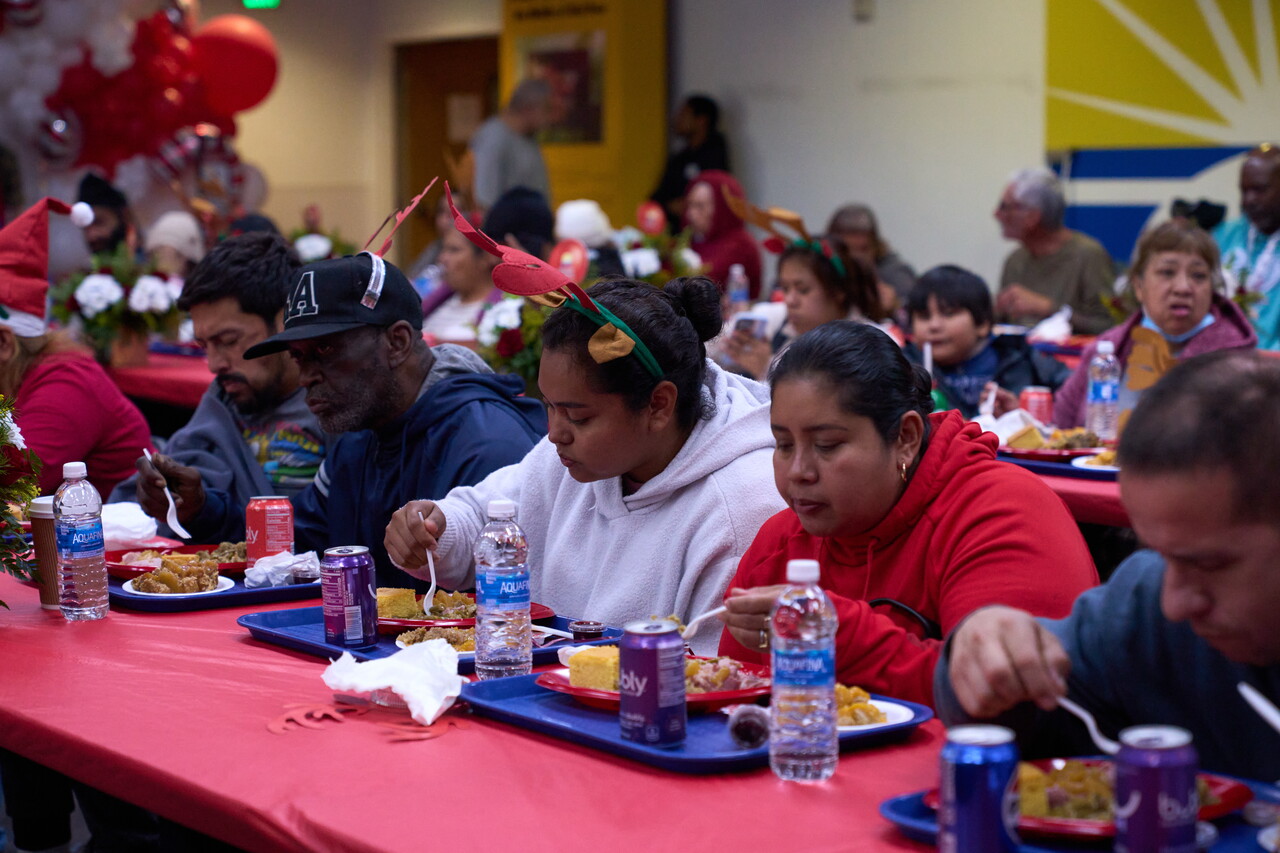 미국은 예수가 이 땅에 온 지 1800년이 지나서야 그가 전파한 자유를 힘없는 서민 대중에게 부여한 거의 최초의 나라가 된다. 사진은 지난 22일 미국 캘리포니아주 로스앤젤레스 선교부에서 열린 제87회 노숙자를 위한 연례 크리스마스 축하 행사에서 사람들이 명절 식사를 즐기고 있는 모습. /EPA=연합뉴스