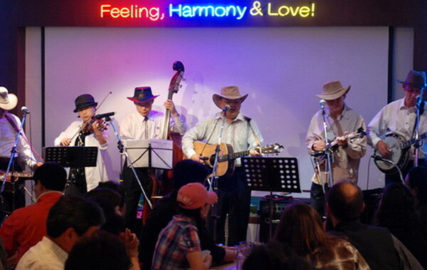 블루그래스 음악은 대개 기타, 만돌린, 밴조, 콘트라베이스 등으로 이루어진다. /백만기