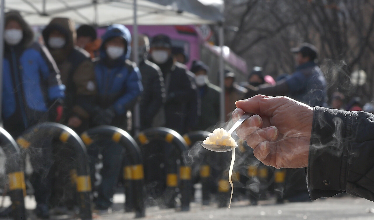 전문가 집단은 국민연금에만 의존할 게 아니라 다층적인 노후소득 보장체계를 십분 활용해야 한다고 강조한다. 네덜란드, 싱가포르, 미국, 영국 등 퇴직연금이 국민연금만큼 강제 연금화 방식으로 정착돼있는 반면 한국은 ‘돈 없으면 퇴직금 깨면 된다’는 식의 통념이 일반적이다. /연합뉴스