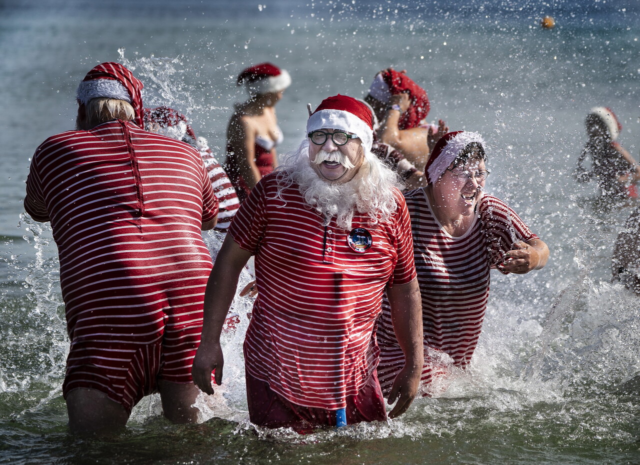 1층 공적연금과 2층 퇴직연금의 다층적인 노후 소득 보장 체계로 덴마크와 네덜란드의 합계 소득대체율은 한국(25년 가입 39.5%)과 비교해 월등히 높다. 덴마크는 80%, 네덜란드는 69.7%, 스웨덴은 53.3%에 달하며 일본도 55.5%다. 경제협력개발기구(OECD) 평균 소득대체율은 57.6%다. 사진은 덴마크 해변에서 열린 세계 산타클로스 총회 모습 /EPA=연합뉴스