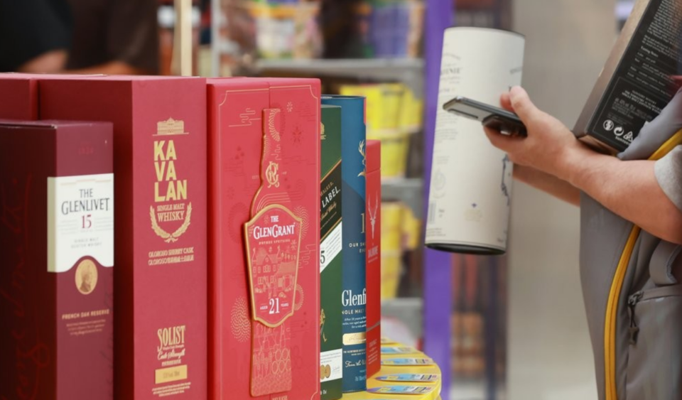 지난 6월 서울 송파구 CU 올림픽광장점에서 열린 위스키 등 인기 주류 오픈런 행사를 찾은 시민이 주류를 구매하고 있다. /연합뉴스