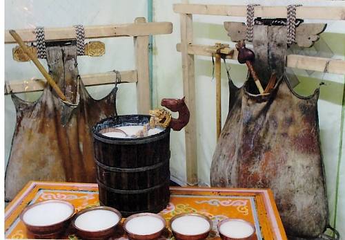 호후르에 담아 아이락을 만드는 전통 기술과 관련 풍습 /https://heritage.unesco.or.kr/wp-content/uploads/2020/11/10432-BIG.jpg