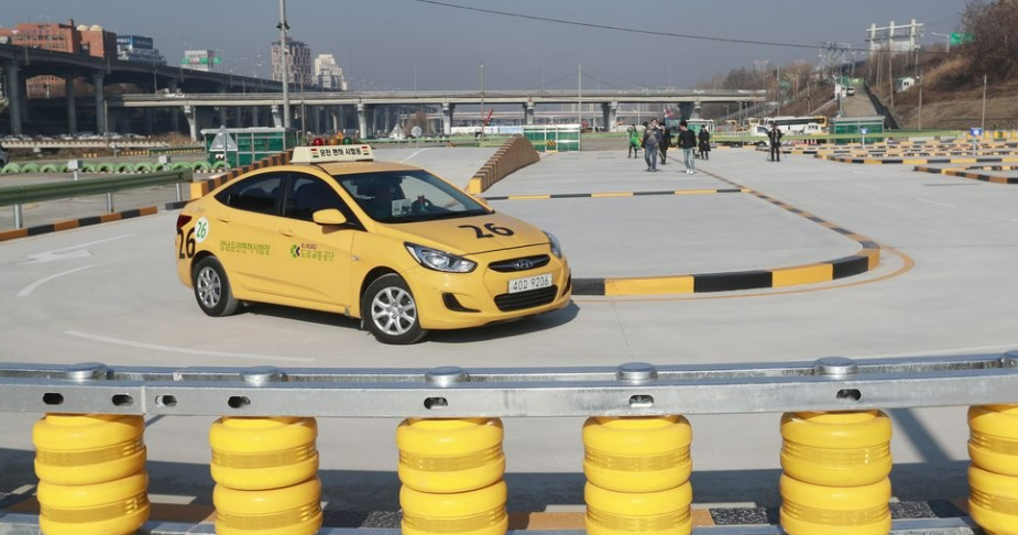 2018년 384개였던 운전전문학원이 올해 351개로 줄어들었다. /연합뉴스