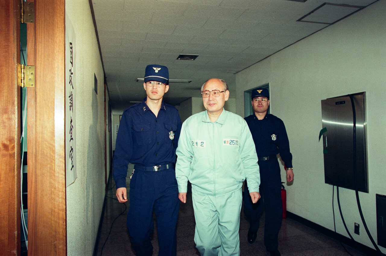 태영건설 워크아웃은 1997년 금융 위기 방아쇠를 당긴 한보 사태와도 비교된다. 미국 대공황과 일본 잃어버린 30년의 시작점인 부채 디플레이션 우려도 나온다. 사진은 청문회장으로 향하는 한보 사태 관계자. /연합뉴스