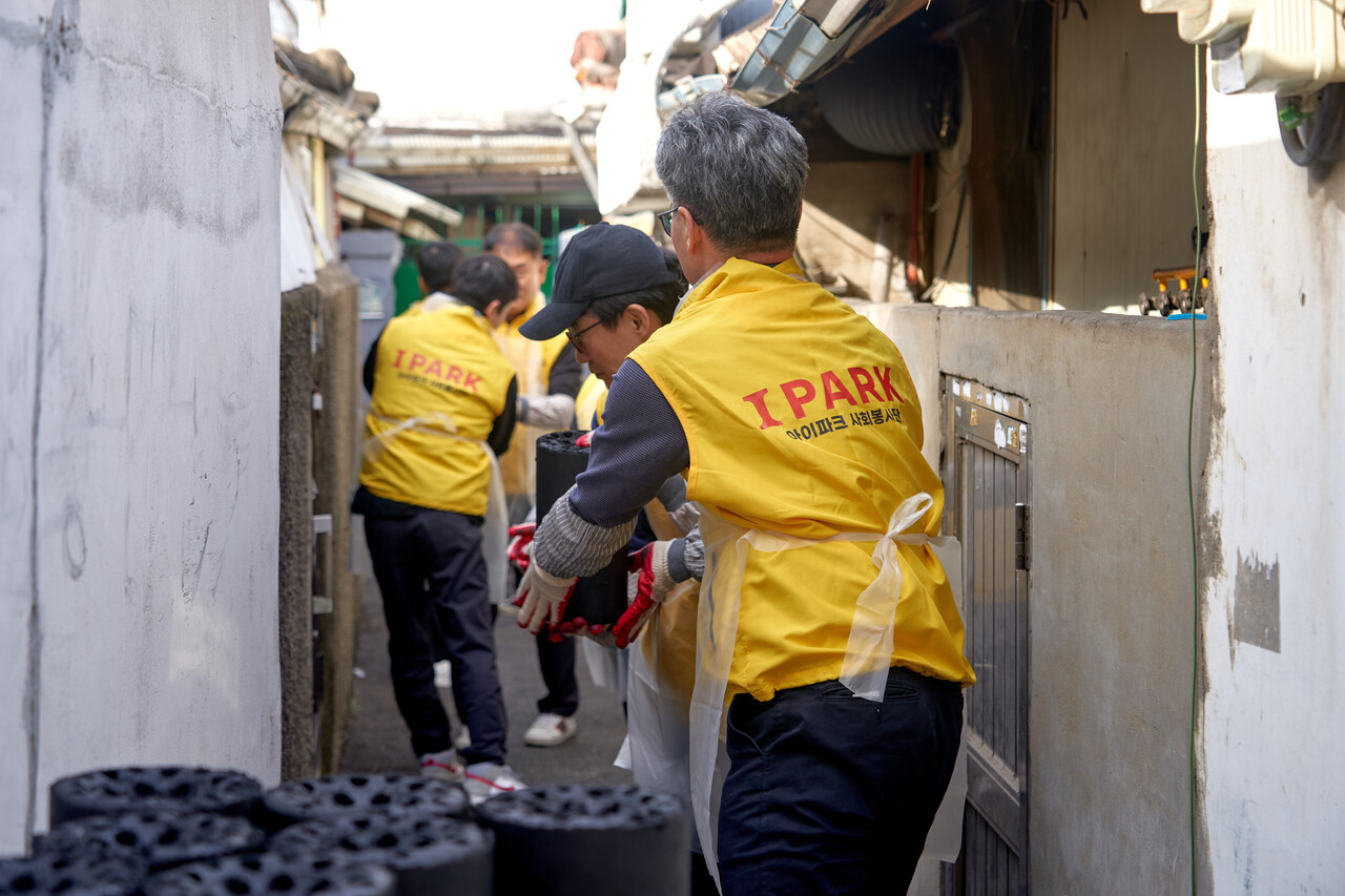 HDC현대산업개발이 ESG를 기업 경영의 핵심 요소로 정착시키고 있다. 이를 위해 사회적 책임과 기업 시민으로서 역할을 충실히 이행하기 위해 지역사회 발전과 소외계층 지원을 중심으로 사회 공헌 활동을 추진한다.  /HDC현대산업개발